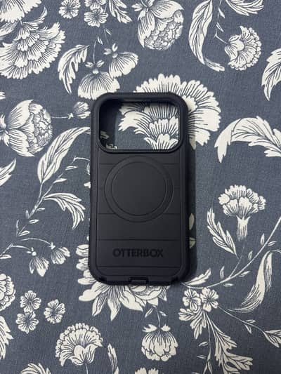 Iphone 17 pro Otterbox defender series pro case ( slightly used)