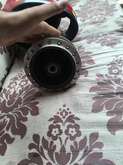 honda 125 rear wheel original hub and shock cover original hai bilkul