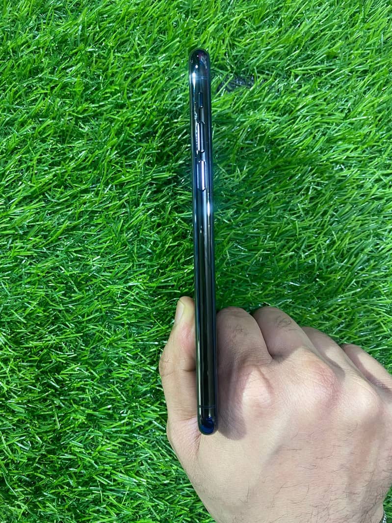 Apple iPhone X 4