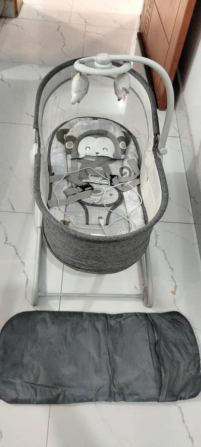 mastela Bassinet 4 in 1 ( just like a new )