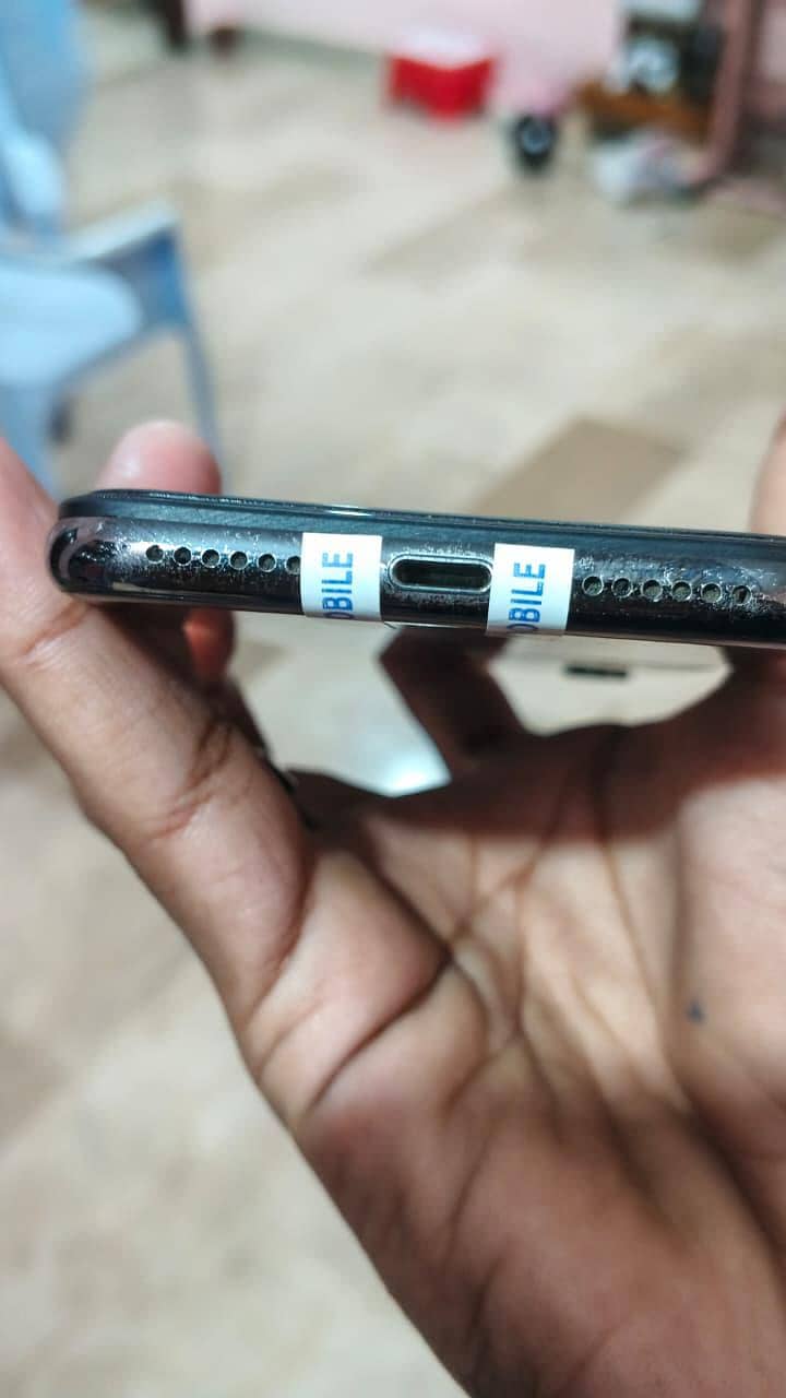 Apple iPhone X 4
