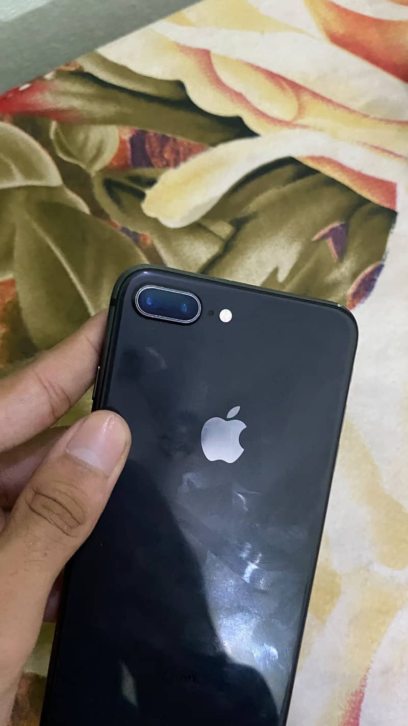 Apple iPhone 8 Plus 3