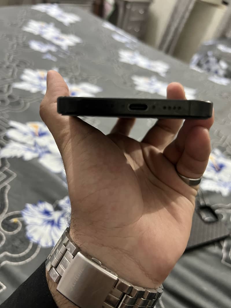 Apple iPhone 16 Pro Max 1