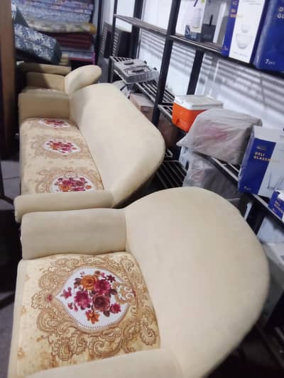 5-Seater Sofa Set available 10 by 10 condition Reasonable price