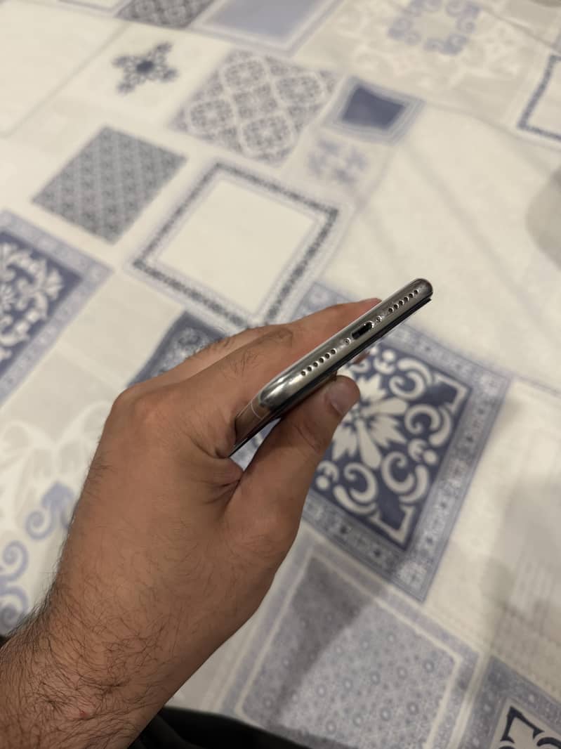 Apple iPhone X 4