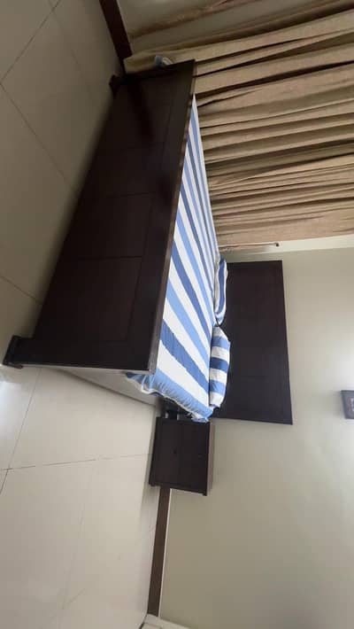 bed with site tables