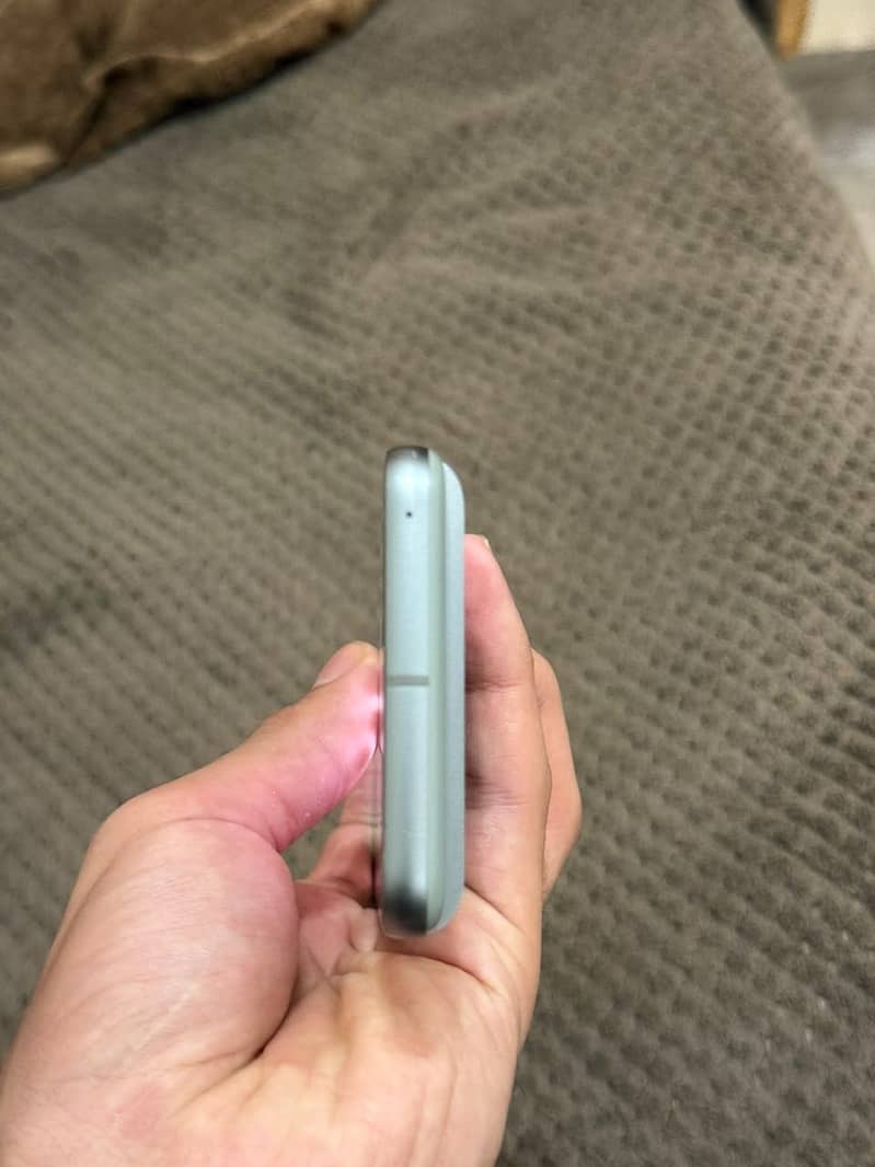 Google Pixel 8 4