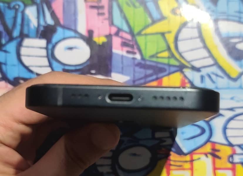 Apple iPhone 16e 3