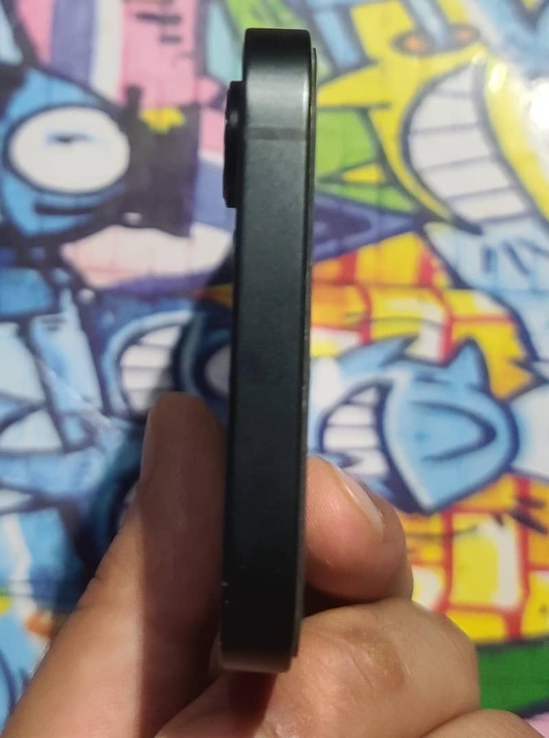 Apple iPhone 16e 4
