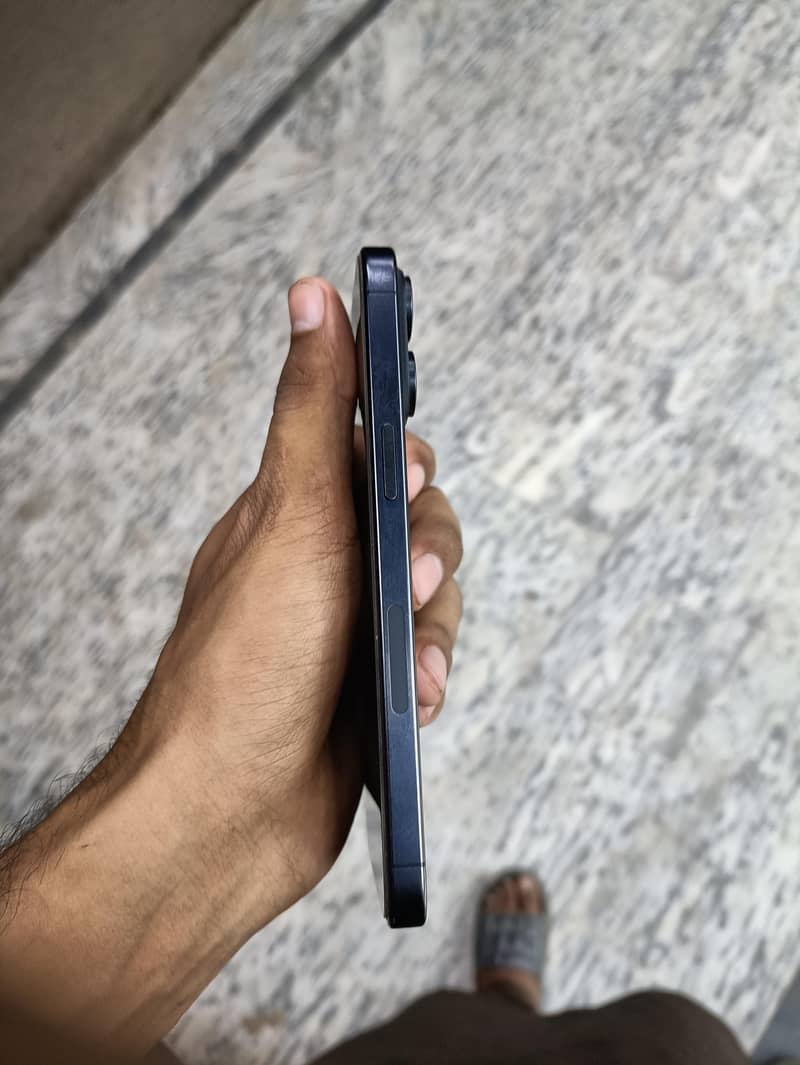 iPhone 15 Pro Max 4