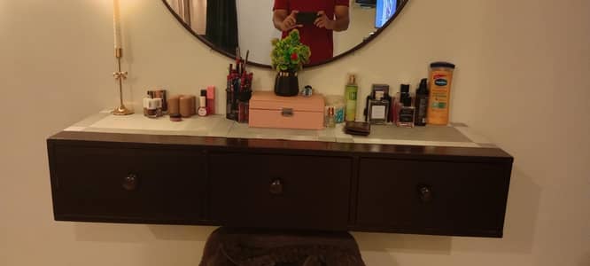 Fixed Dressing table with mirror