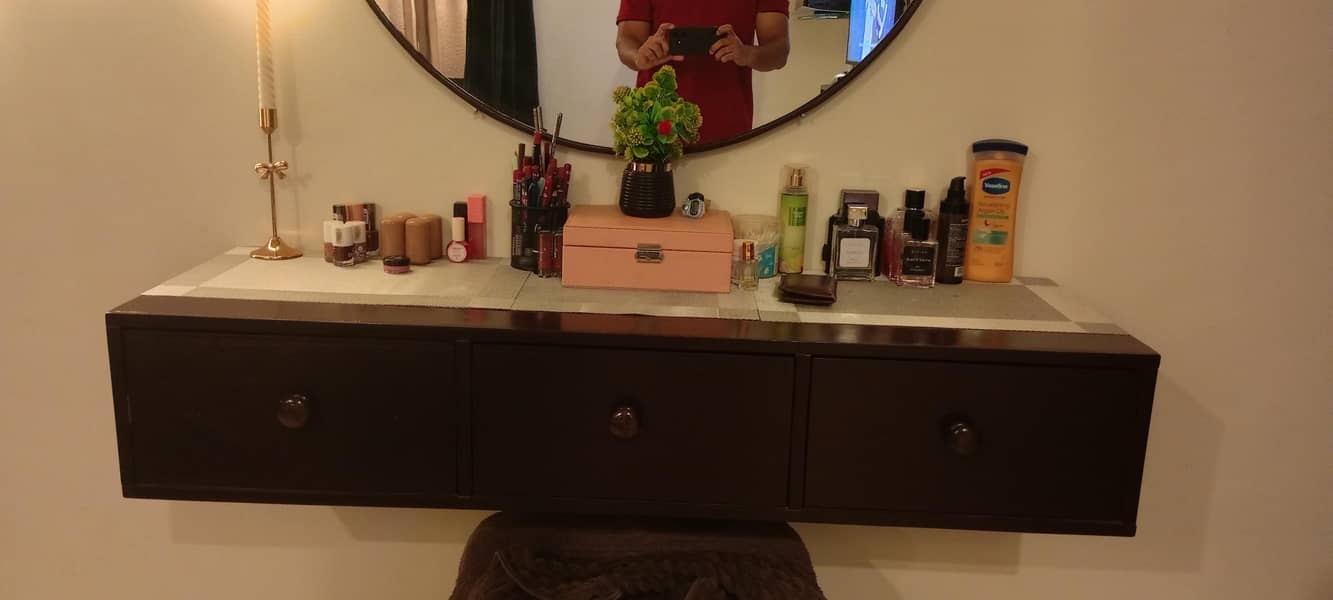 Fixed Dressing table with mirror 0