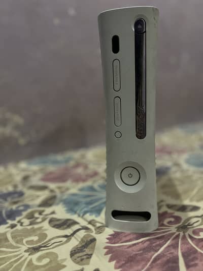 Xbox 360 white jailbreak colour and with installed  40+ games