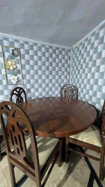 Dining Table || 4 chairs included || Round Table