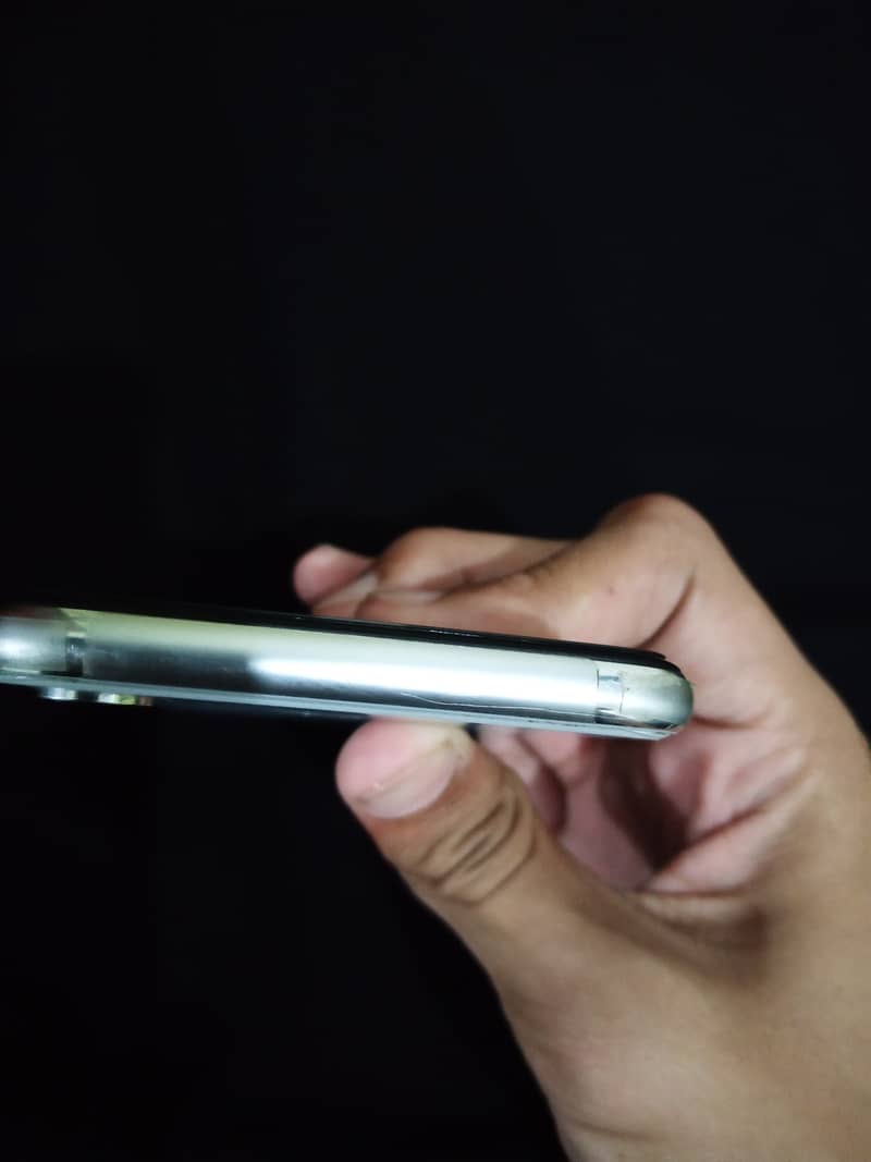 Apple iPhone X 4