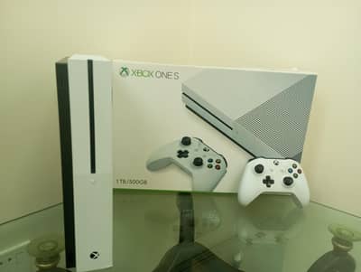 XBOX ONE S 1TB , 10/10 condition box included