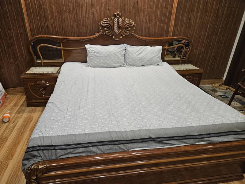 King size bed 0