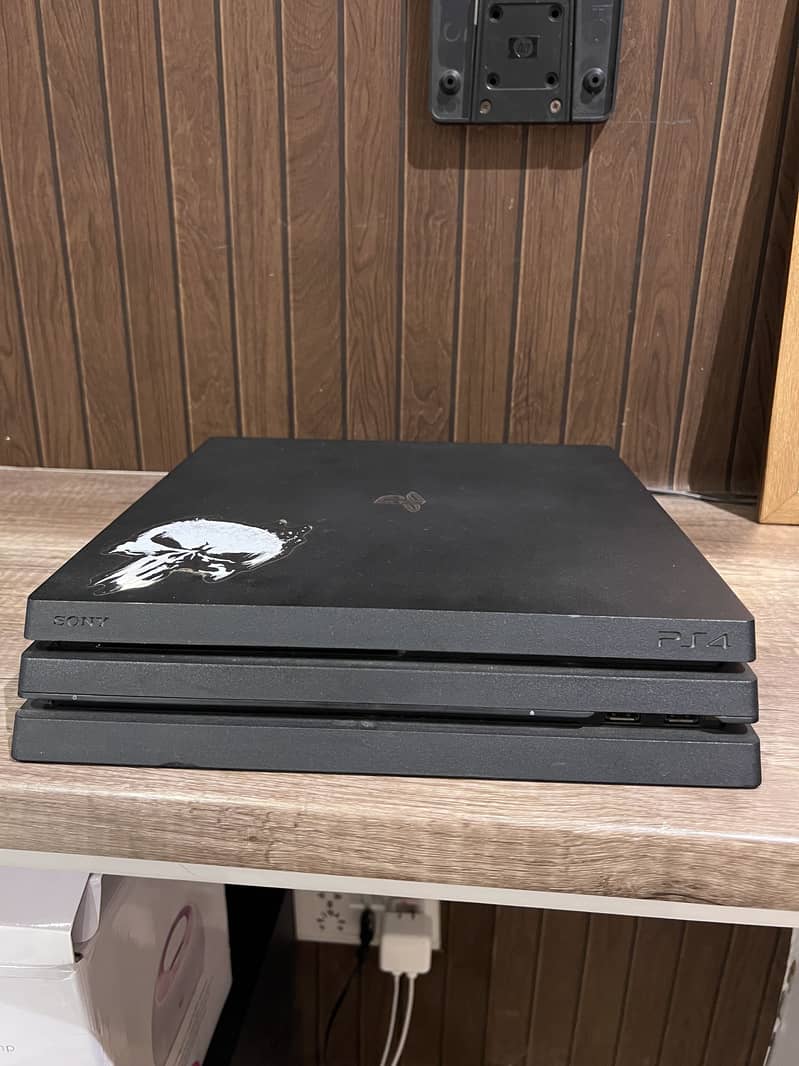 PS4 pro with controller 0