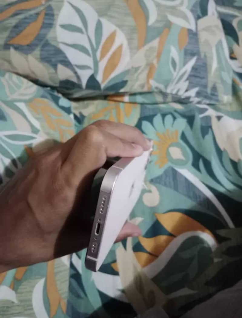 Apple iPhone 13 5
