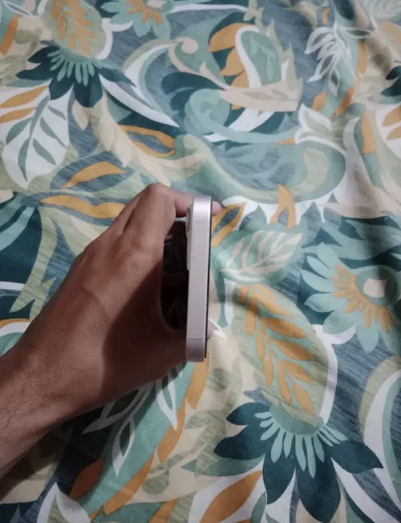 Apple iPhone 13 7