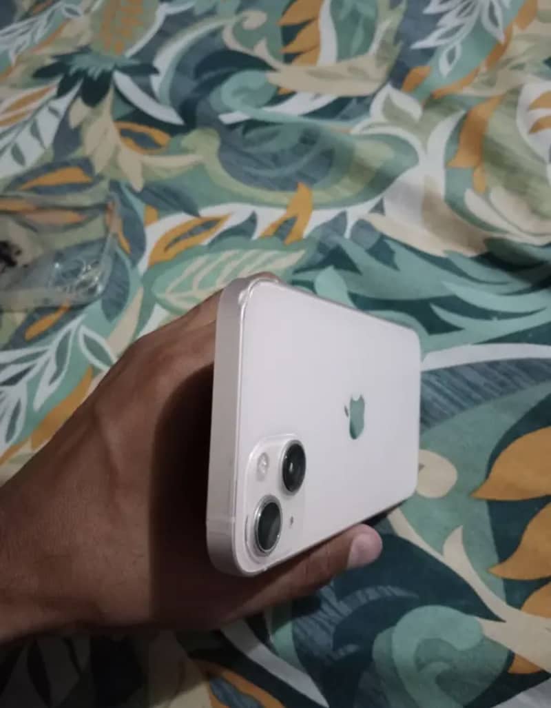 Apple iPhone 13 11