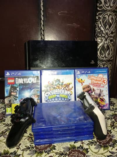 Playstation 4 For sale with disks and two original controlers