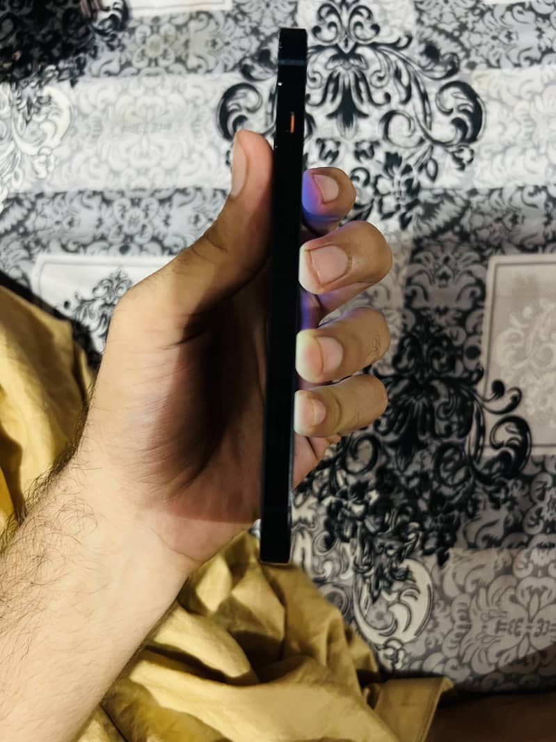 Apple iPhone 13 2