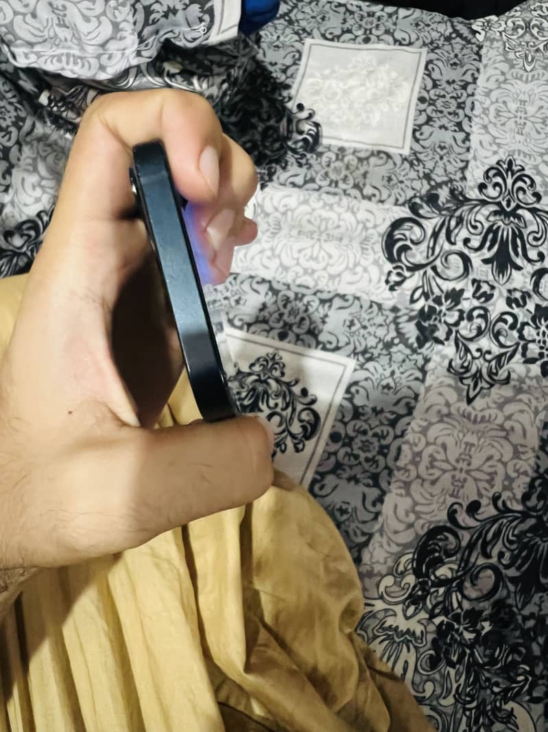 Apple iPhone 13 4