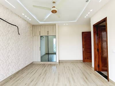 DHA Phase 3 Y Block 8 Marla Commercial Building On Truly INVESTORS Price