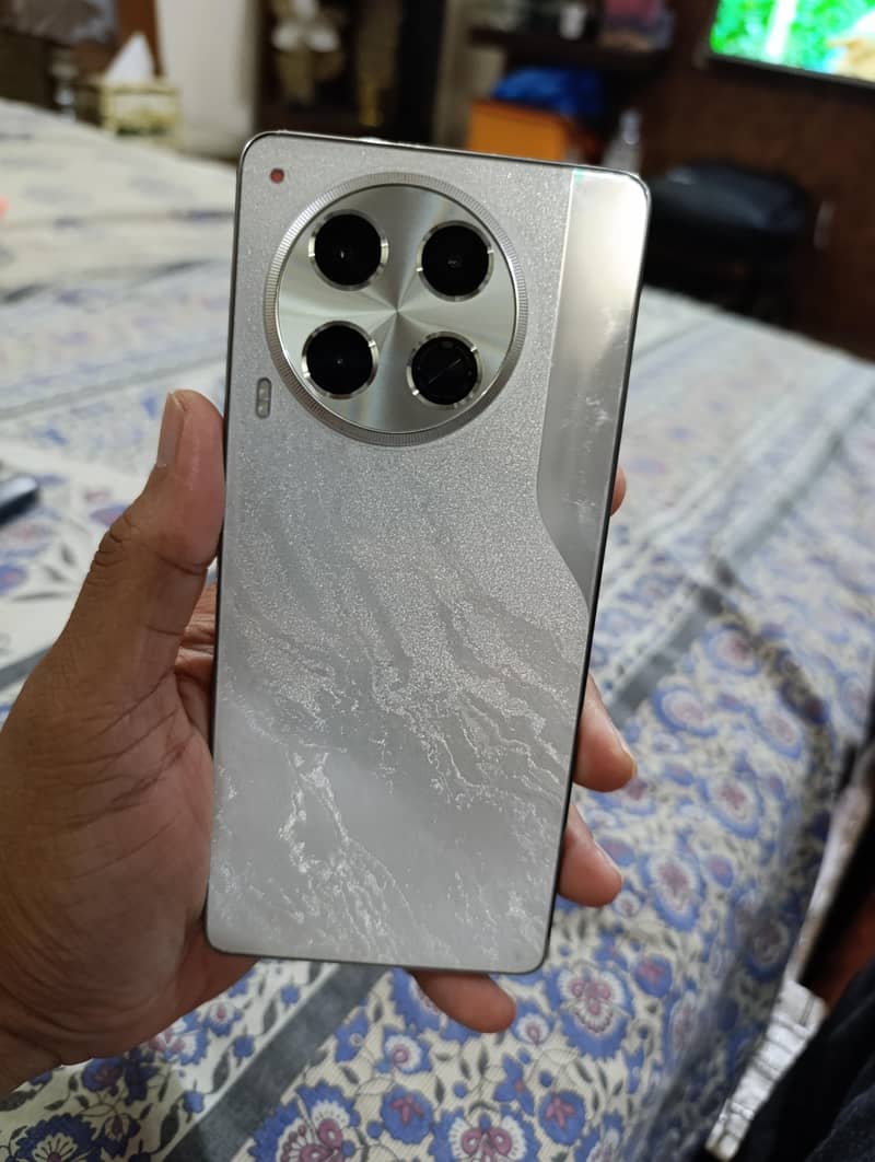 Tecno CAMON 30 0