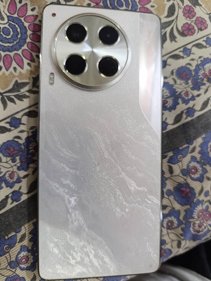 Tecno CAMON 30 7