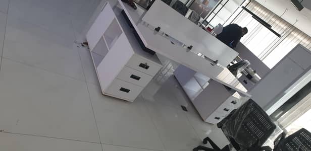 2 eorkstation table size. 9x4. . . . 7x4