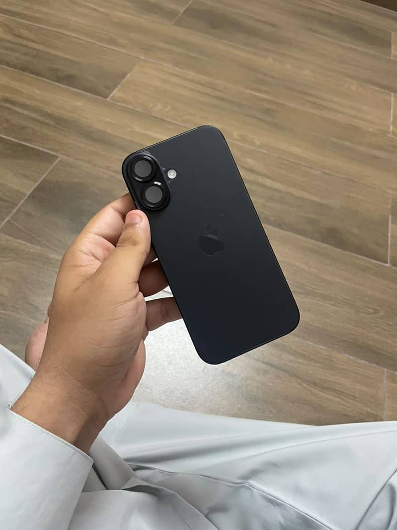 Apple iPhone 16 4