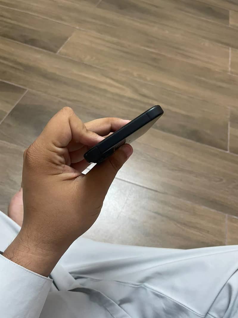 Apple iPhone 16 7