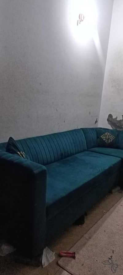 i am selling my sofa on less price