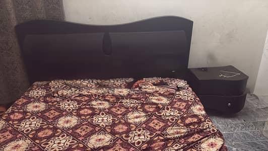Kind bed with metress with 2 side table no damage
