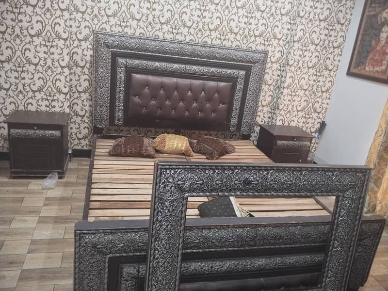 Bed /2 side Tables/mirror Frame 0