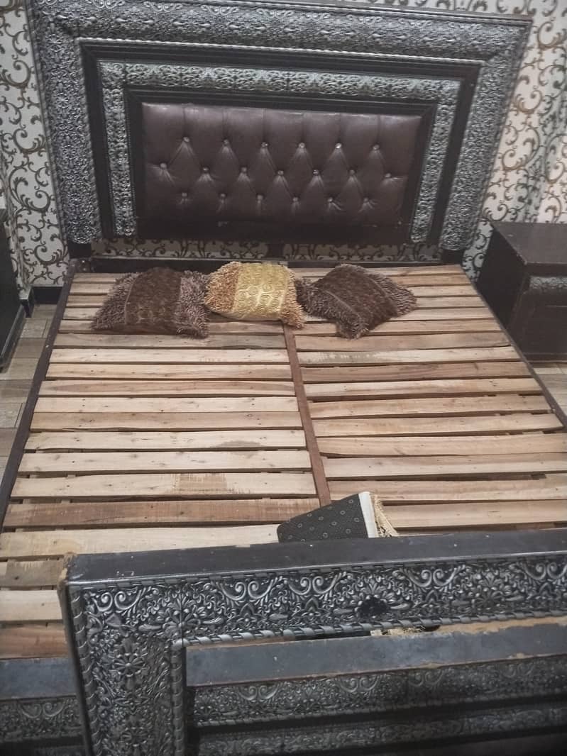Bed /2 side Tables/mirror Frame 1