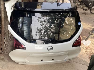 Nissan kicks Diggi available peal white