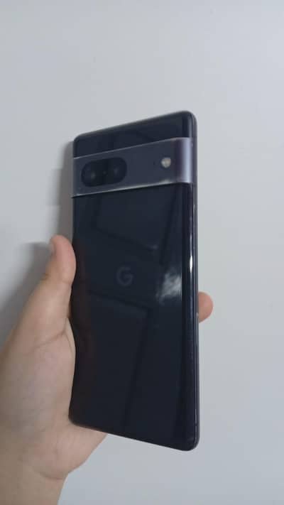 Google Pixel 7 128 gb black colour down small crack.