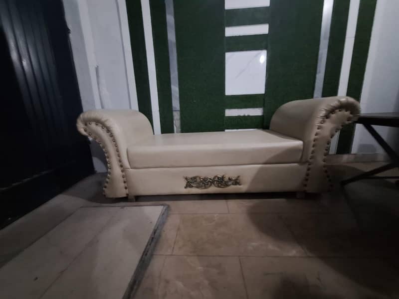 settee 0