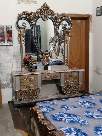Luxury King Size Wooden Bed Set – Excellent Condition