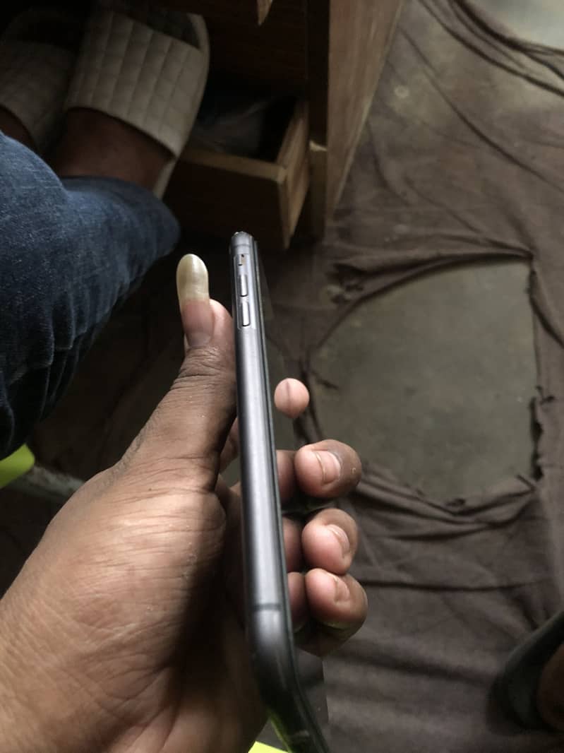 Apple iPhone 11 4