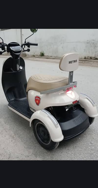 Metro A7 three wheeler