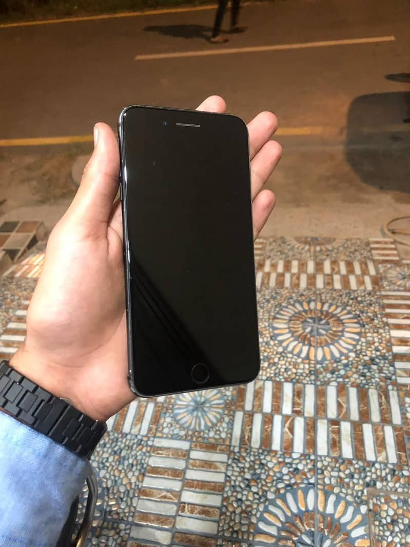 Apple iPhone 8 Plus 4