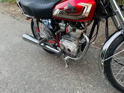 CG 125 (original) with extra rim tank side cover silencer
