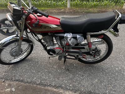 CG 125 (original) with extra rim tank side cover silencer