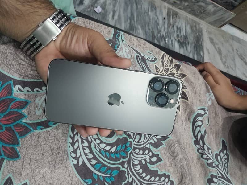 Apple iPhone 13 Pro Max 2