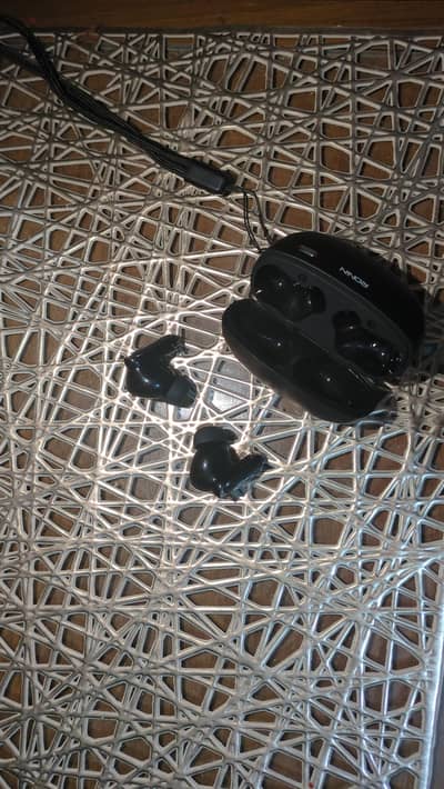 Brand Eminence earbuds. condition 10/10 box pack. with 1 year warranty