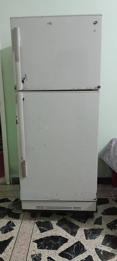 used thori se hai freezer or refrigerator dono sahi kaam krte h